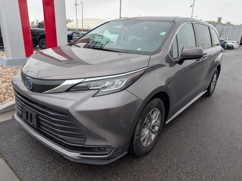 Used 2022 Toyota Sienna LE image 2