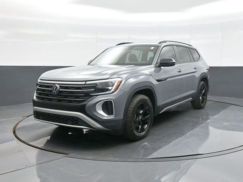 Used 2024 Volkswagen Atlas Peak Edition SE AWD/4WD image 3