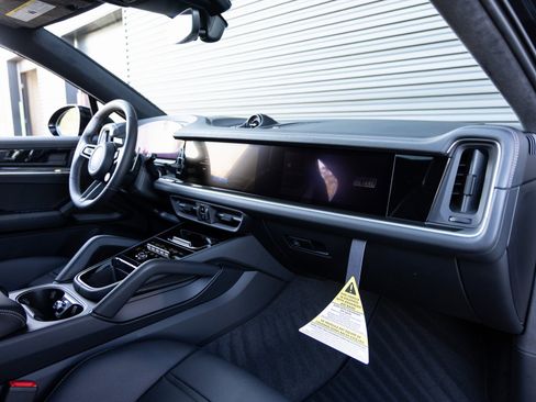 New 2026 Porsche Cayenne Turbo image 36