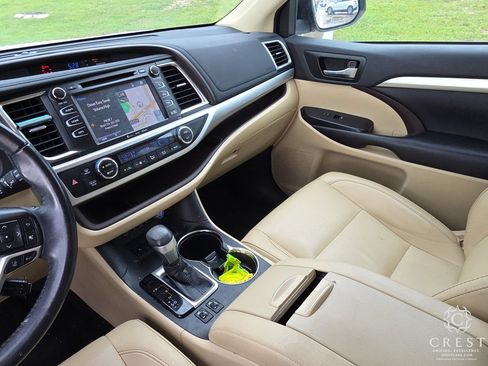 Used 2019 Toyota Highlander XLE FWD image 17