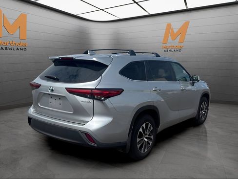 Used 2023 Toyota Highlander XLE AWD/4WD image 5