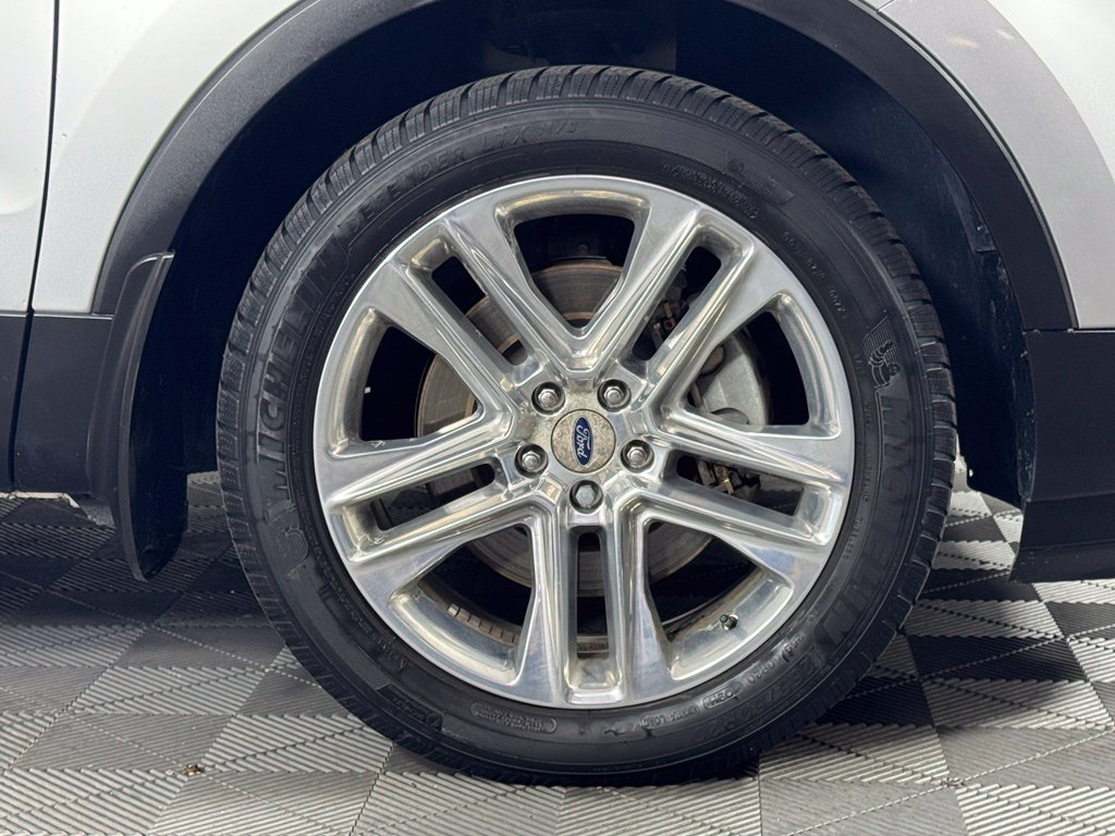 Used 2017 Ford Explorer XLT w/ Equipment Group 202A AWD/4WD image 12
