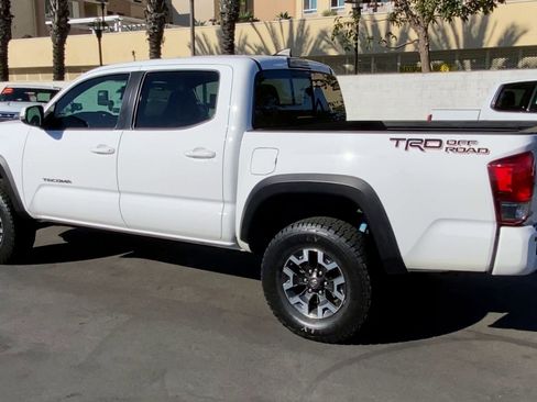 Used 2017 Toyota Tacoma TRD Sport image 10