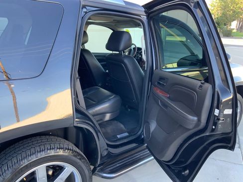 Used 2011 Cadillac Escalade Luxury AWD/4WD image 16