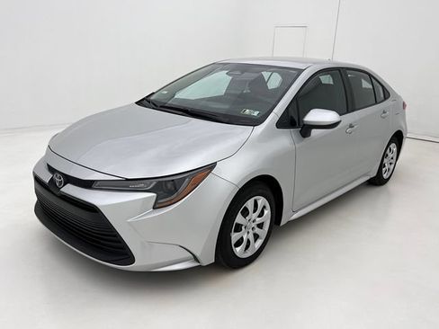 Used 2025 Toyota Corolla LE FWD image 4