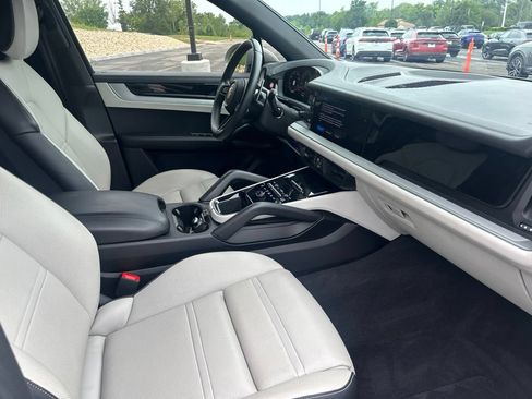 Used 2024 Porsche Cayenne AWD/4WD image 6