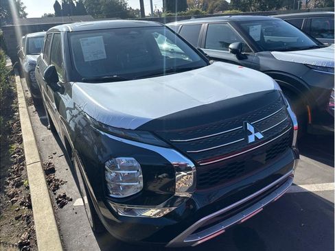Used 2025 Mitsubishi Outlander SE image 2