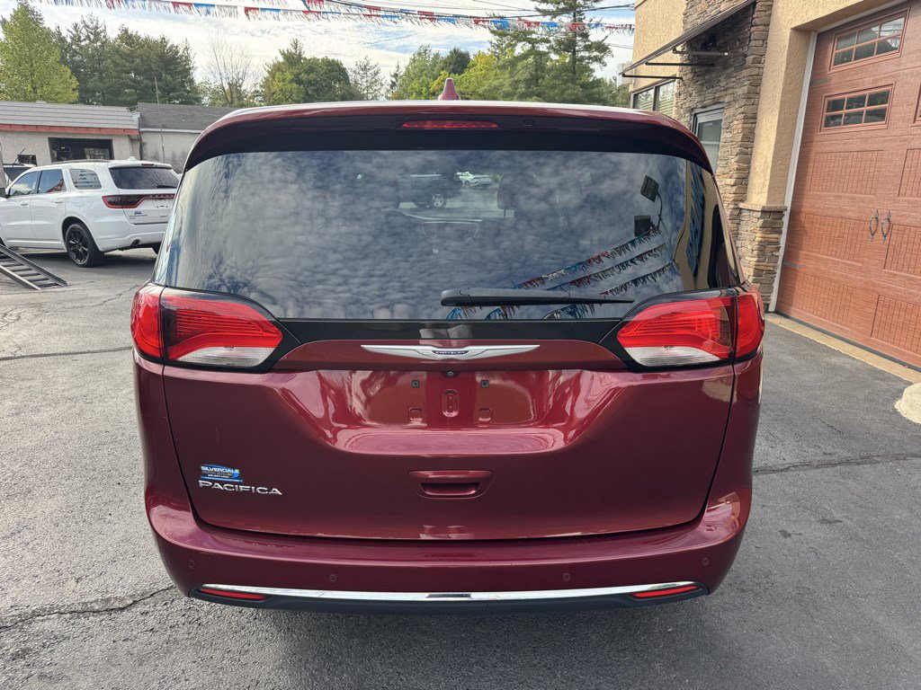 Used 2020 Chrysler Pacifica Touring FWD image 6