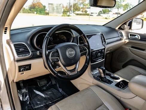 Used 2020 Jeep Grand Cherokee Limited w/ Luxury Group II RWD image 3