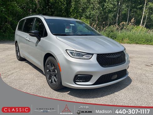 New 2026 Chrysler Pacifica Limited w/ Uconnect Theater Family Group FWD image 1