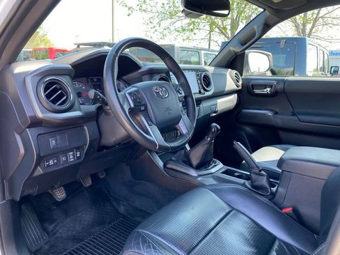 Used 2020 Toyota Tacoma TRD Off-Road w/ TRD Premium Off Road Package image 9