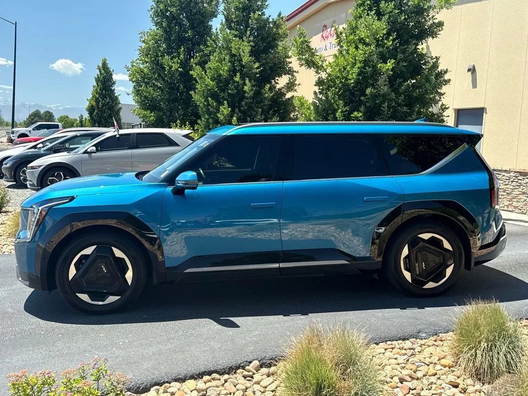 Used 2024 Kia EV9 Land w/ Towing Package AWD/4WD image 12