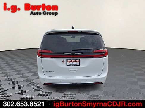 Used 2024 Chrysler Pacifica Touring-L FWD image 5
