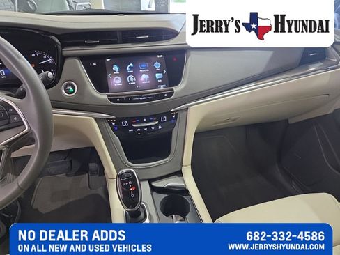 Used 2017 Cadillac XT5 Premium Luxury w/ LPO, Wheel Lock Package FWD image 10