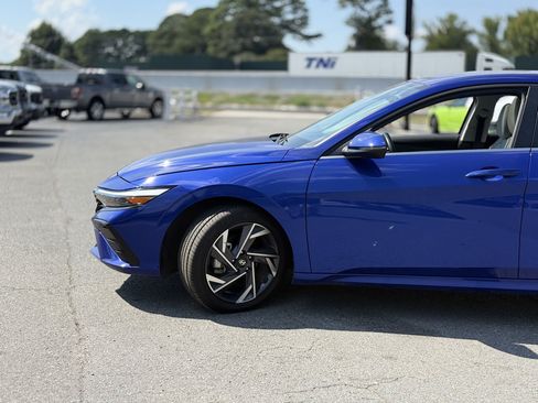 Used 2025 Hyundai Elantra Limited FWD image 5