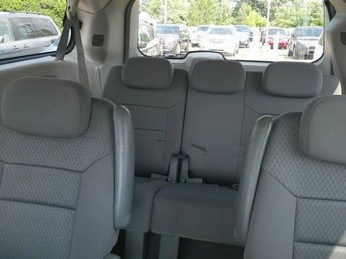 Used 2010 Chrysler Town & Country Touring FWD image 8
