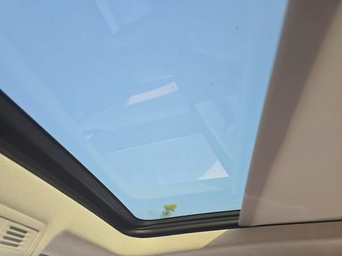 Used 2022 Volkswagen Taos SEL w/ Panoramic Sunroof Package FWD image 15