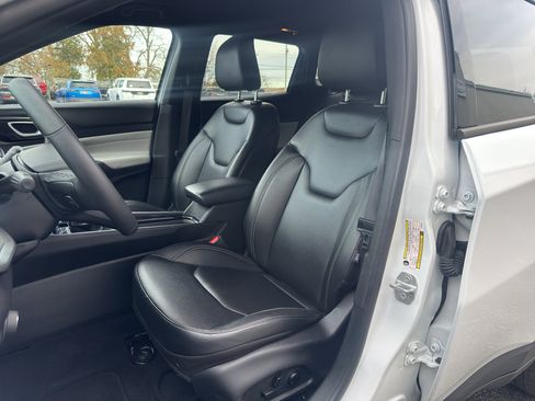 Used 2025 Jeep Compass Limited image 8