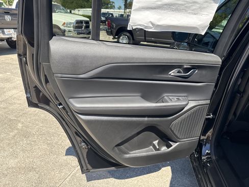 New 2025 Jeep Grand Cherokee L Laredo image 23