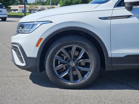 Used 2022 Volkswagen Tiguan SE w/ Panoramic Sunroof Package FWD image 6