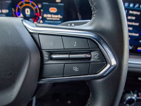 Used 2025 Chevrolet Suburban Z71 image 21