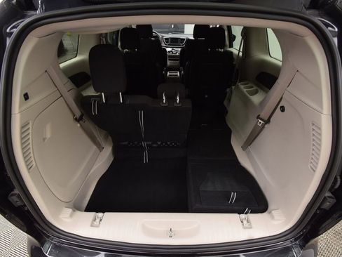 Used 2022 Chrysler Voyager LX image 28