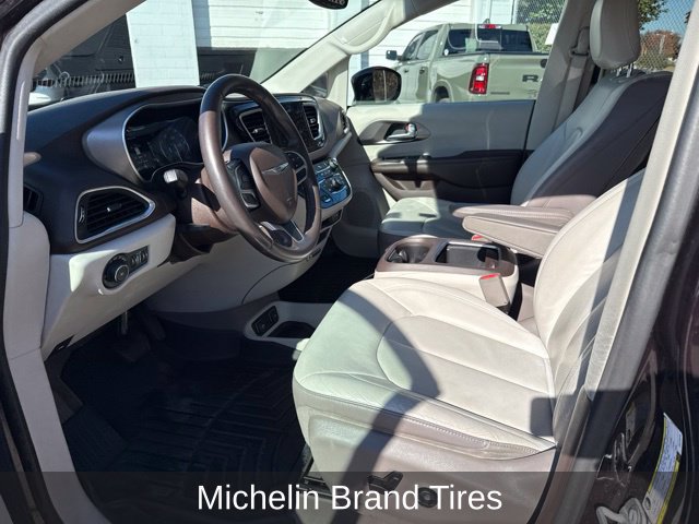 Used 2018 Chrysler Pacifica Touring-L Plus w/ Tire & Wheel Group FWD image 9