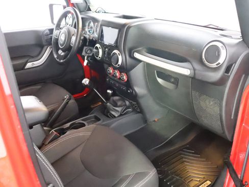Used 2016 Jeep Wrangler Unlimited Sahara w/ Connectivity Group AWD/4WD image 50