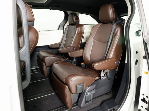 Used 2021 Toyota Sienna Platinum image 24