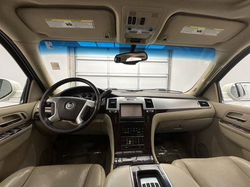 Used 2014 Cadillac Escalade ESV Premium image 4