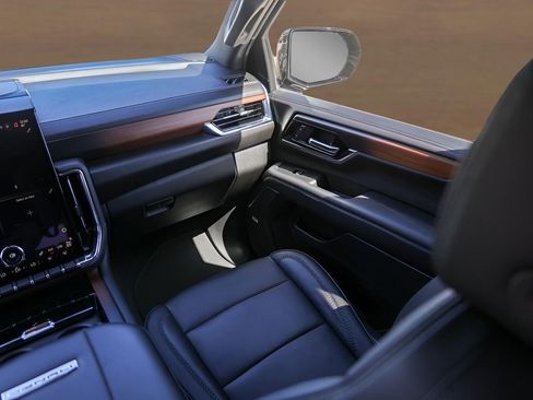 Used 2025 GMC Yukon Denali RWD image 27