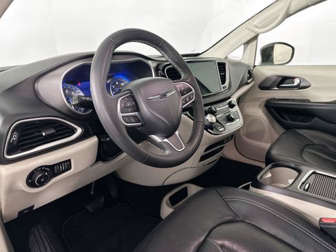 Used 2022 Chrysler Pacifica Touring-L FWD image 9