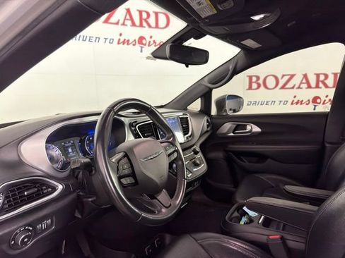 Used 2018 Chrysler Pacifica Touring-L w/ Premium Audio Group FWD image 12
