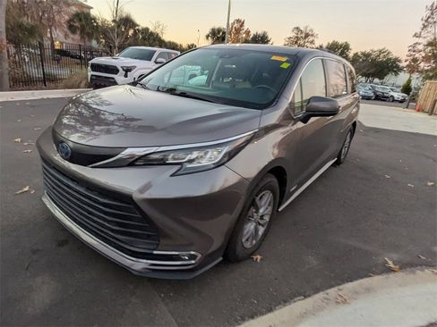 Used 2021 Toyota Sienna XLE image 4