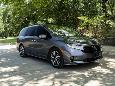 Used 2023 Honda Odyssey Touring image 2