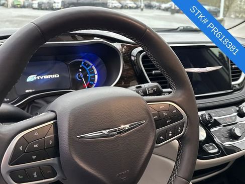 Used 2023 Chrysler Pacifica Limited image 3