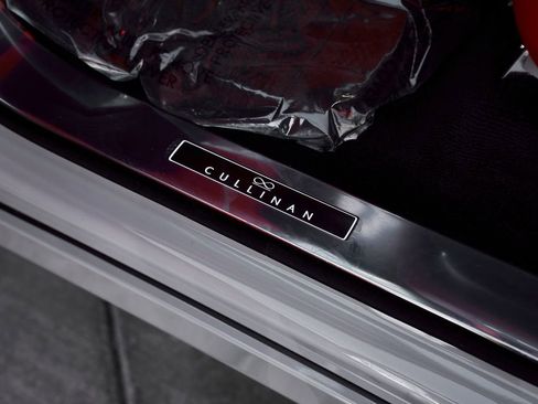 Used 2025 Rolls-Royce Cullinan Black Badge AWD/4WD image 37