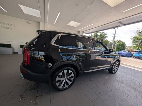 Used 2022 Kia Telluride EX w/ EX Premium Package FWD image 11
