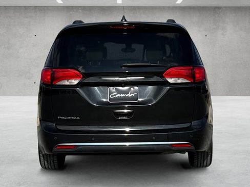 Used 2017 Chrysler Pacifica Touring-L image 7
