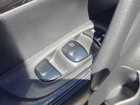 Used 2018 Nissan Rogue SV AWD/4WD image 23