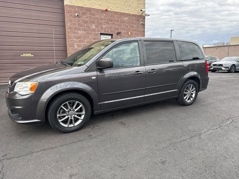 Used 2014 Dodge Grand Caravan SE FWD image 2