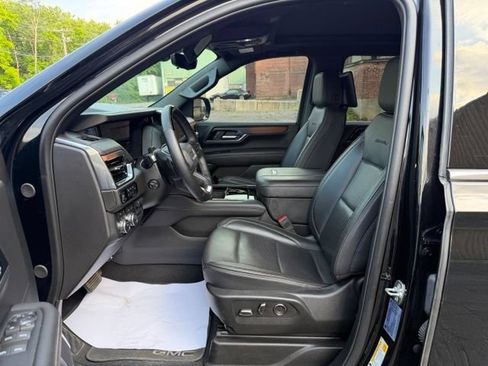 Used 2025 GMC Yukon XL Denali w/ Advanced Technology Package AWD/4WD image 12