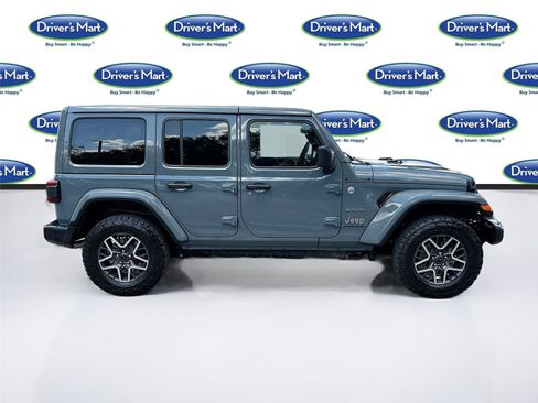 Used 2024 Jeep Wrangler Unlimited Sahara AWD/4WD image 8
