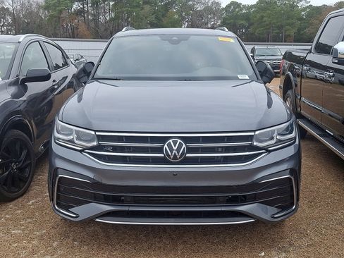 Used 2024 Volkswagen Tiguan SEL R-Line image 2