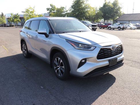 Used 2021 Toyota Highlander XLE AWD/4WD image 3