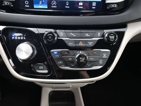 Used 2023 Chrysler Pacifica Touring-L FWD image 14
