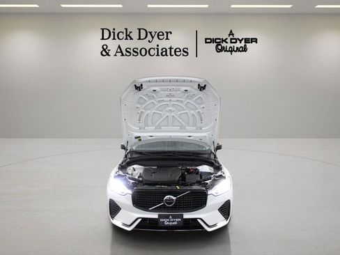 Certified 2025 Volvo XC60 B5 Core image 19