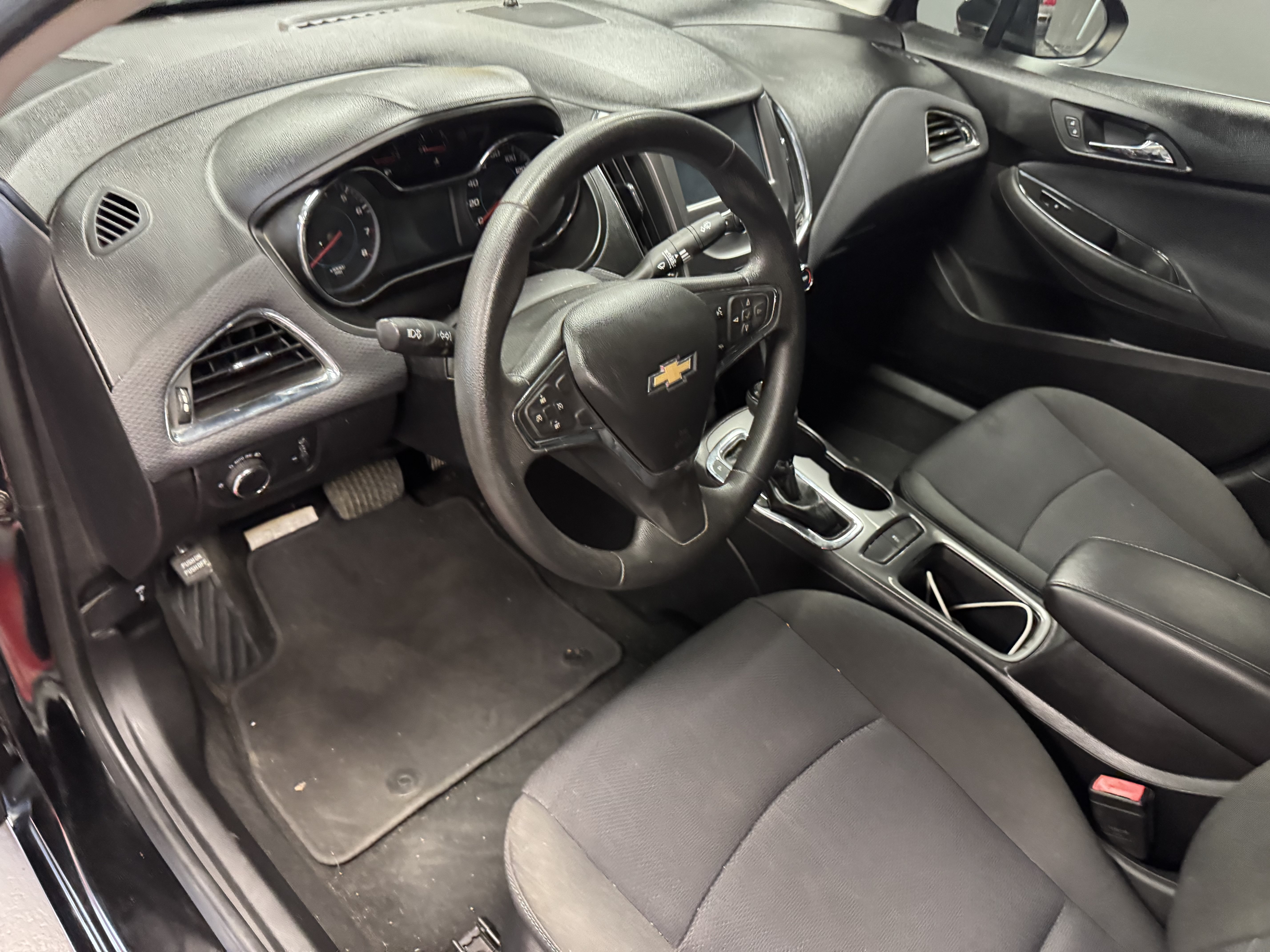 Used 2017 Chevrolet Cruze LT FWD image 10
