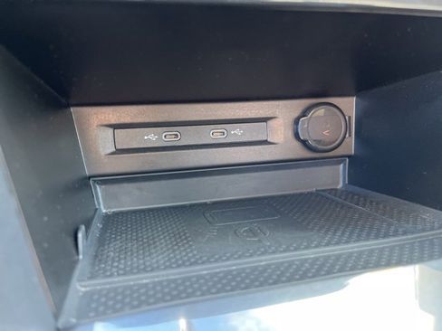 Used 2023 Volkswagen Tiguan SE w/ Panoramic Sunroof Package image 26