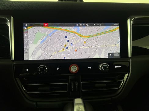 Certified 2025 Porsche Macan image 33